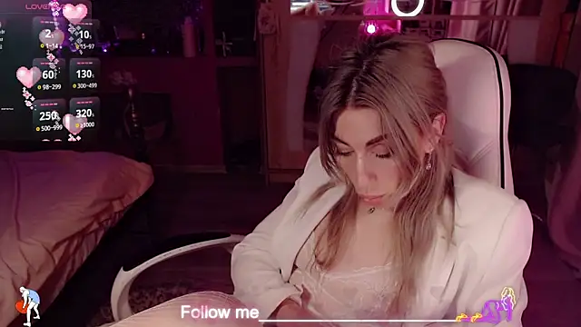 Snapshot of AnnieGOld_ chatting on March 2026 05:44:01 AM AnnieGOld online show from March 2026 05:44:01 AM