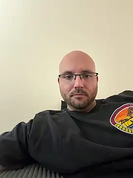 Fuzzyfuzbear online show from May 2026 08:39:01 PM