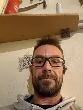 Snapshot of Mick8711 chatting on December 2025 06:42:02 AM Mick8711 online show from December 2025 06:42:02 AM