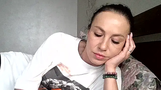 JulianaGold1 online show from June 2026 02:05:01 PM
