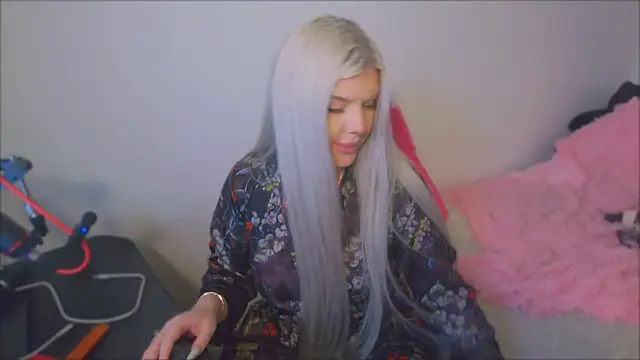 Snapshot of ParadiseRose chatting on November 2025 04:05:01 AM ParadiseRose online show from November 2025 04:05:01 AM