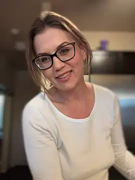 Snapshot of MaiseKnox chatting on December 2024 11:18:02 PM MaiseKnox online show from December 2024 11:18:02 PM