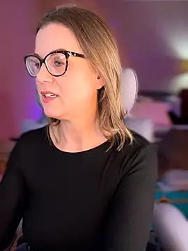 Snapshot of MaiseKnox chatting on February 2026 11:44:01 PM MaiseKnox online show from February 2026 11:44:01 PM