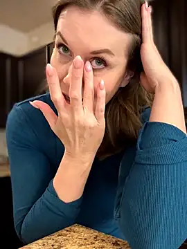 Snapshot of MaiseKnox chatting on March 2026 10:21:02 PM MaiseKnox online show from March 2026 10:21:02 PM