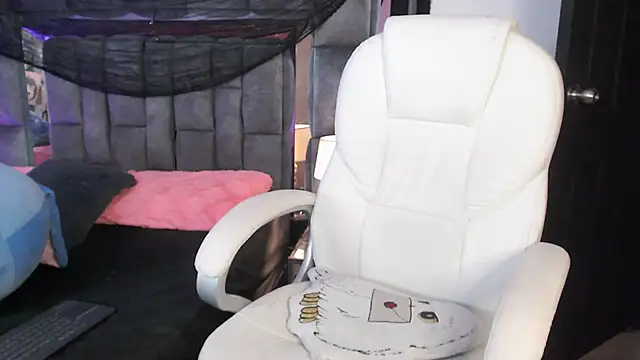 Christaly  online show from October 2025 10:06:02 PM