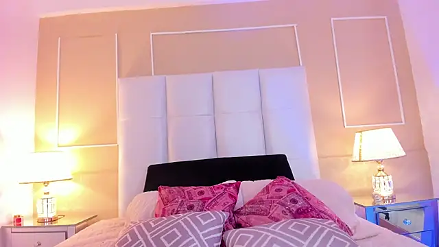 Zoe Evans  online show from October 2025 12:05:02 PM