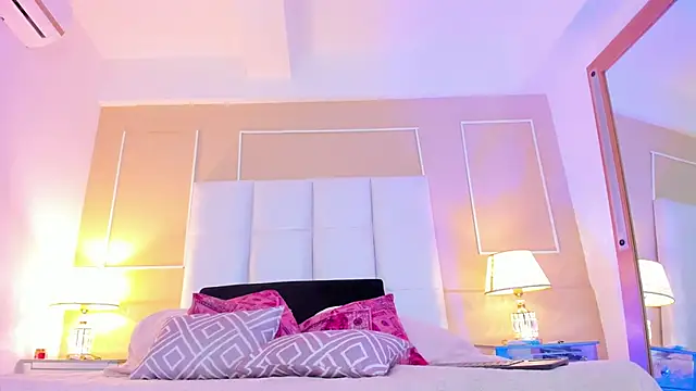 Zoe Evans  online show from October 2025 12:15:01 PM