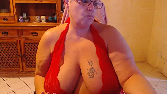 Snapshot of MISS_LINDAH chatting on October 2025 05:13:01 AM MISS LINDAH online show from October 2025 05:13:01 AM