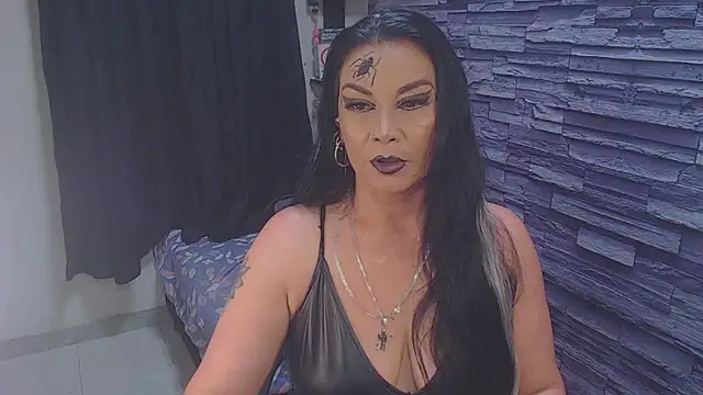 Snapshot of Cruela_deviil chatting on October 2025 02:34:01 AM Cruela deviil online show from October 2025 02:34:01 AM