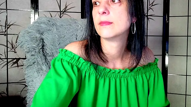 Snapshot of _Sweetlonglips_ chatting on November 2025 06:13:01 AM Sweetlonglips online show from November 2025 06:13:01 AM