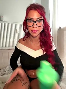 Snapshot of Pia_July_ chatting on December 2025 02:00:02 PM Pia July online show from December 2025 02:00:02 PM