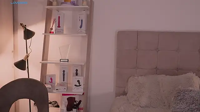 Snapshot of AbellaCroft chatting on December 2024 01:36:02 PM AbellaCroft online show from December 2024 01:36:02 PM