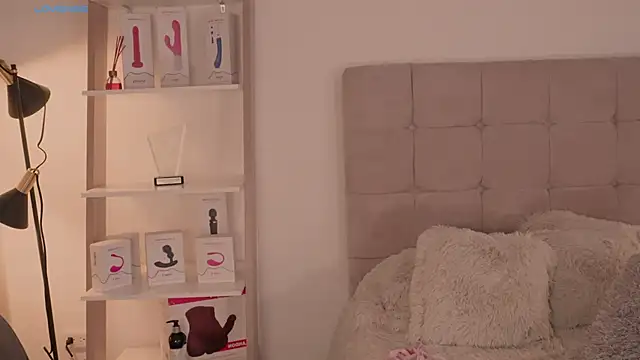 Snapshot of AbellaCroft chatting on December 2024 06:31:02 PM AbellaCroft online show from December 2024 06:31:02 PM