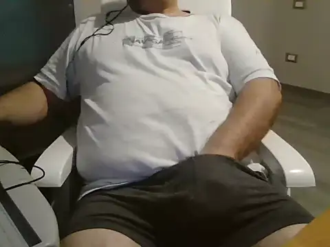 Snapshot of iron_boy80 chatting on February 2025 10:10:01 AM iron boy80 online show from February 2025 10:10:01 AM