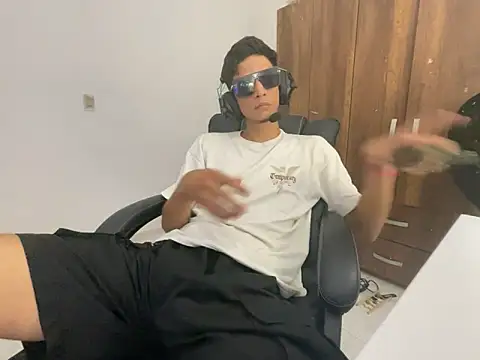 Snapshot of Max_TheHorseDick chatting on February 2025 03:19:01 AM Max TheHorseDick online show from February 2025 03:19:01 AM