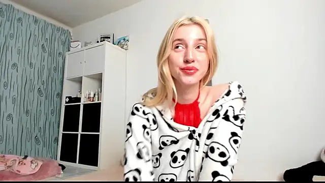 Snapshot of KenzieDawton chatting on February 2025 05:29:01 AM KenzieDawton online show from February 2025 05:29:01 AM