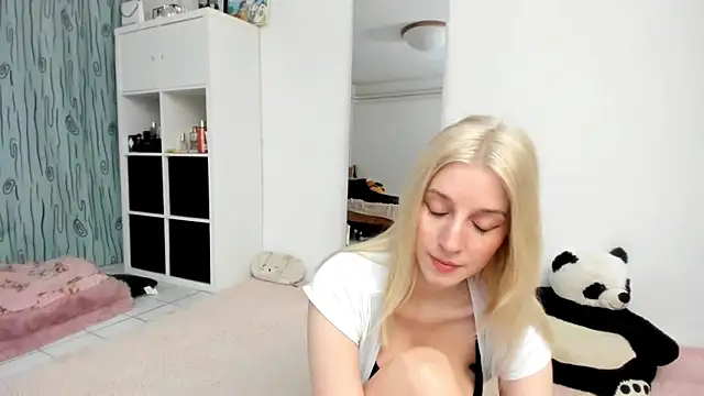 Snapshot of KenzieDawton chatting on March 2026 04:13:01 PM KenzieDawton online show from March 2026 04:13:01 PM