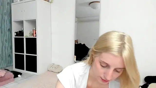 Snapshot of KenzieDawton chatting on March 2026 06:44:01 PM KenzieDawton online show from March 2026 06:44:01 PM