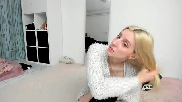 Snapshot of KenzieDawton chatting on April 2026 05:54:01 PM KenzieDawton online show from April 2026 05:54:01 PM