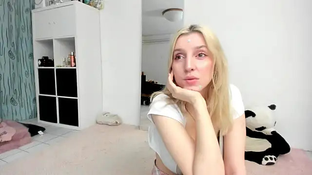 Snapshot of KenzieDawton chatting on April 2026 04:22:01 PM KenzieDawton online show from April 2026 04:22:01 PM