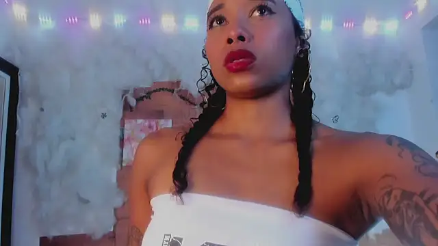 Snapshot of kelly_thomson chatting on January 2025 09:53:02 PM kelly thomson online show from January 2025 09:53:02 PM