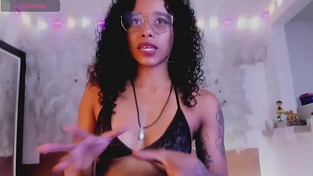 Snapshot of kelly_thomson chatting on February 2025 09:20:02 PM kelly thomson online show from February 2025 09:20:02 PM