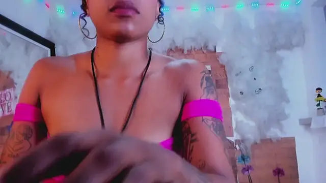 Snapshot of kelly_thomson chatting on February 2025 09:32:01 PM kelly thomson online show from February 2025 09:32:01 PM