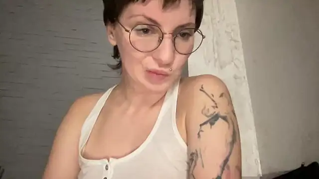 Snapshot of -CatchMe- chatting on December 2025 10:27:02 PM -CatchMe- online show from December 2025 10:27:02 PM