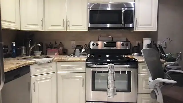 Snapshot of BigGuyMuscle chatting on September 2025 03:54:01 AM BigGuyMuscle online show from September 2025 03:54:01 AM