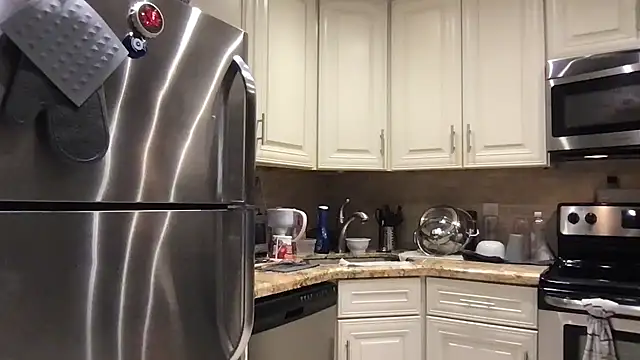 Snapshot of BigGuyMuscle chatting on October 2025 10:44:02 PM BigGuyMuscle online show from October 2025 10:44:02 PM