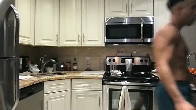 Snapshot of BigGuyMuscle chatting on November 2025 09:14:02 PM BigGuyMuscle online show from November 2025 09:14:02 PM