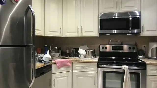 Snapshot of BigGuyMuscle chatting on December 2025 01:32:02 AM BigGuyMuscle online show from December 2025 01:32:02 AM