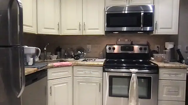 Snapshot of BigGuyMuscle chatting on December 2025 08:57:01 PM BigGuyMuscle online show from December 2025 08:57:01 PM