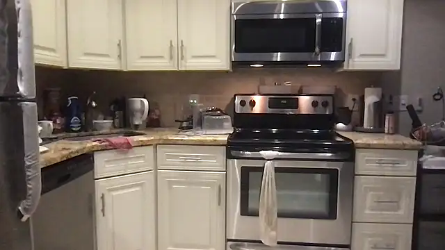 Snapshot of BigGuyMuscle chatting on December 2025 12:01:02 PM BigGuyMuscle online show from December 2025 12:01:02 PM