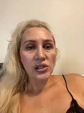 Snapshot of YourBlondee chatting on September 2025 03:17:01 AM YourBlondee online show from September 2025 03:17:01 AM