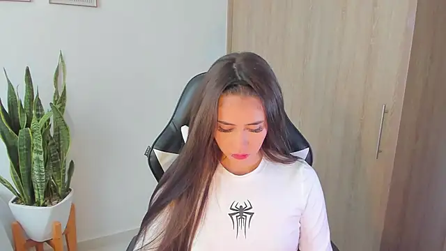 Snapshot of iriswest_ chatting on December 2024 09:30:01 PM iriswest online show from December 2024 09:30:01 PM