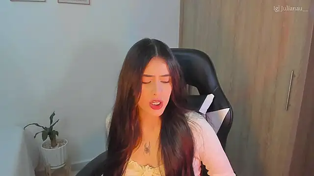 Snapshot of iriswest_ chatting on February 2025 02:18:01 AM iriswest online show from February 2025 02:18:01 AM