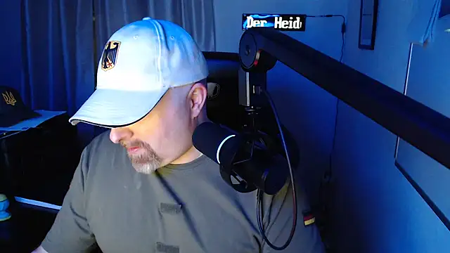 Snapshot of DerPornoPete chatting on December 2024 03:32:01 AM DerPornoPete online show from December 2024 03:32:01 AM