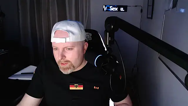 Snapshot of DerPornoPete chatting on February 2025 11:41:01 PM DerPornoPete online show from February 2025 11:41:01 PM