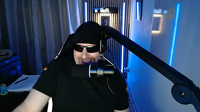 Snapshot of DerPornoPete chatting on November 2025 08:30:01 PM DerPornoPete online show from November 2025 08:30:01 PM