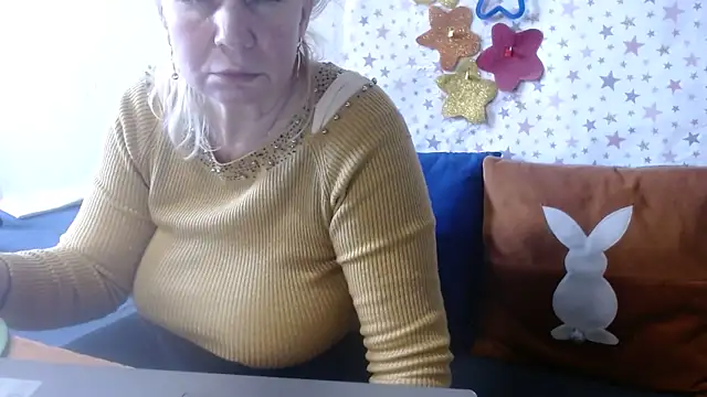 QueenLana online show from April 2026 12:29:02 PM