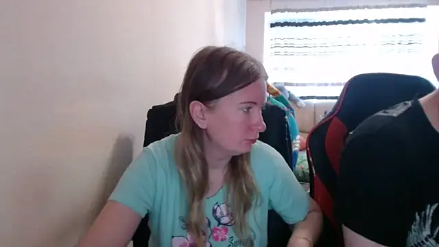 Snapshot of PeterAndJen chatting on September 2025 05:41:01 AM PeterAndJen online show from September 2025 05:41:01 AM