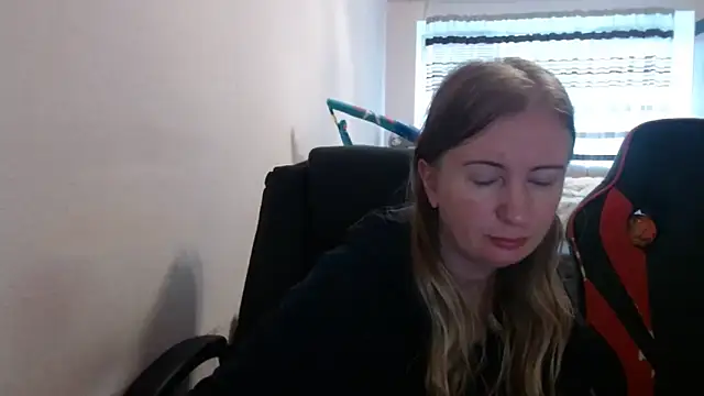 Snapshot of PeterAndJen chatting on September 2025 06:37:01 AM PeterAndJen online show from September 2025 06:37:01 AM