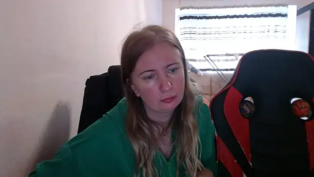 Snapshot of PeterAndJen chatting on October 2025 07:33:01 AM PeterAndJen online show from October 2025 07:33:01 AM