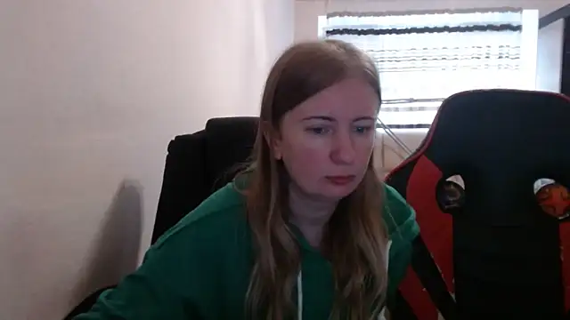 Snapshot of PeterAndJen chatting on October 2025 06:25:01 AM PeterAndJen online show from October 2025 06:25:01 AM