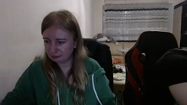 Snapshot of PeterAndJen chatting on October 2025 07:03:01 PM PeterAndJen online show from October 2025 07:03:01 PM