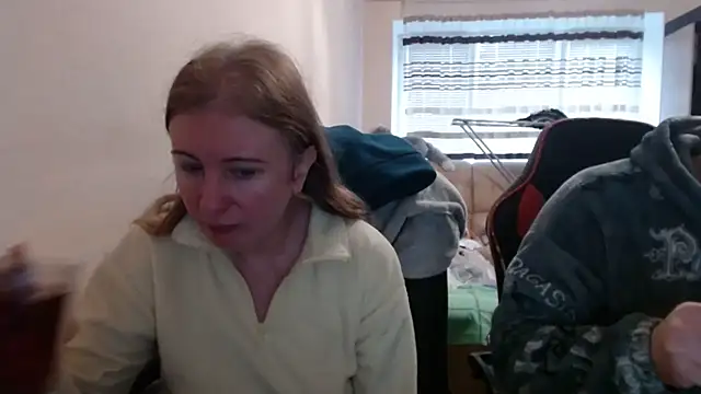 Snapshot of PeterAndJen chatting on November 2025 07:52:01 AM PeterAndJen online show from November 2025 07:52:01 AM