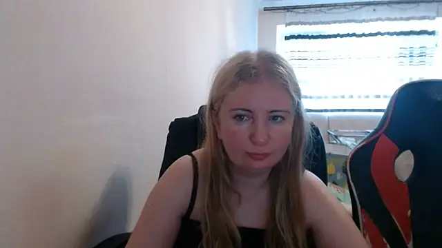 Snapshot of PeterAndJen chatting on June 2026 05:23:01 AM PeterAndJen online show from June 2026 05:23:01 AM
