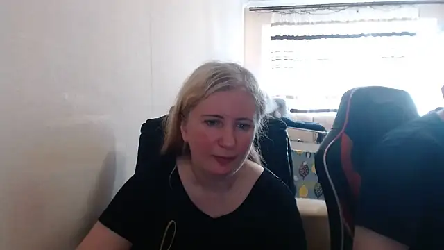Snapshot of PeterAndJen chatting on June 2026 04:57:01 PM PeterAndJen online show from June 2026 04:57:01 PM