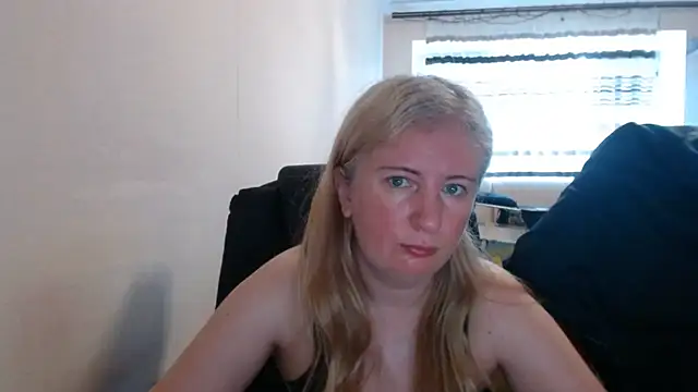 Snapshot of PeterAndJen chatting on June 2026 05:03:02 AM PeterAndJen online show from June 2026 05:03:02 AM